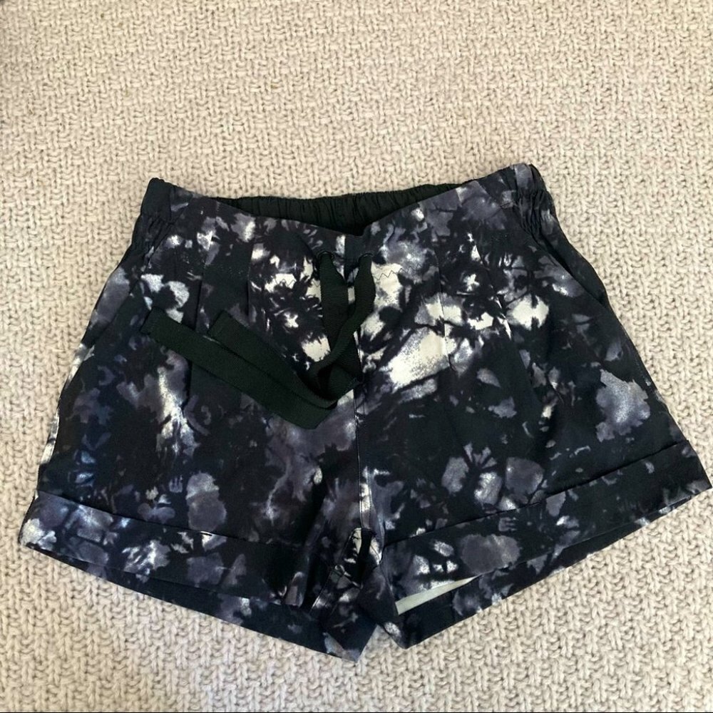 LULULEMON Sz S Tie Dye Cuffed Shorts with Pockets